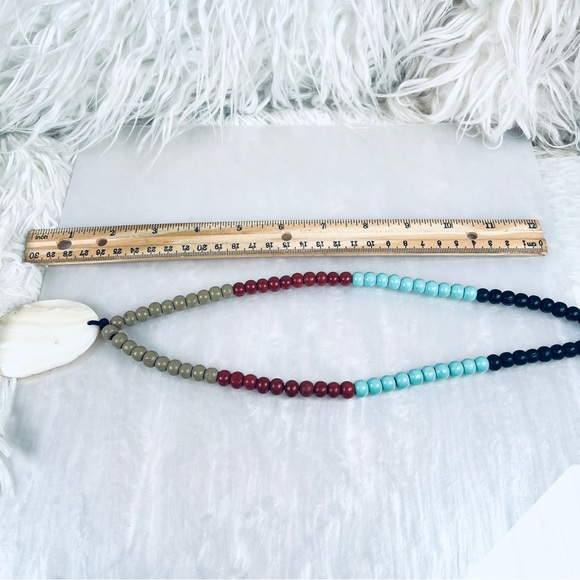 Bohemian Island chic large shell pendant, stretch, beaded colorful necklace - Picture 11 of 13